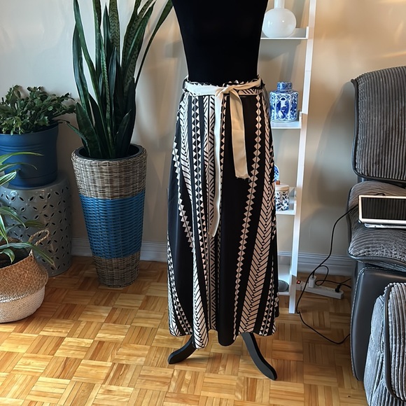 MADE IN ITALY satin feel maxi skirt one size - Picture 5 of 9